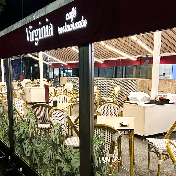 Faldon luminoso en terraza de Virginia cafe